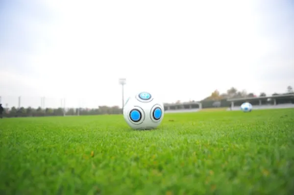 元サッカー日本代表前園真聖ドリブル教材ＤＶＤ用広告撮影